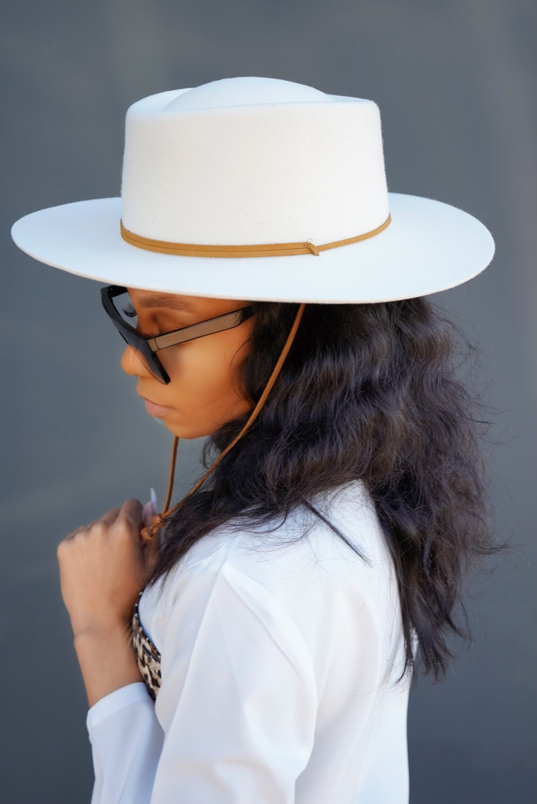 Wren Flat Brim Telescope Crown Hat || Off White